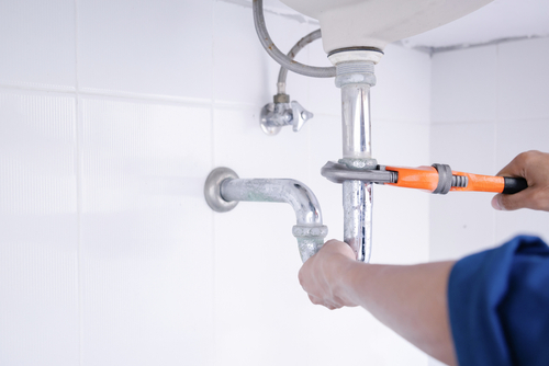 Urgence plomberie pour fuite d'eau dans la salle de bains 