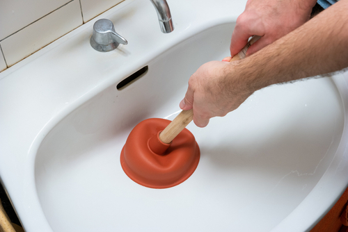 débouchage de lavabo avec une ventouse 